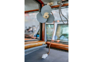 アデナウアー首相が愛用した最後の1959年300d/W189(黒):右後部座席に設置された有線操作ボタン付きの扇風機のクローズアップ。