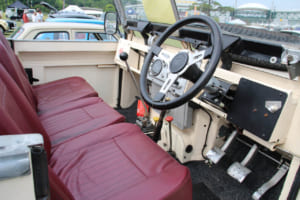 1970年式ランドローバー・シリーズII A:運転席のフロアに、シフトレバー、副変速機のハイ/ロー切りかえレバー、4輪駆動への切りかえレバーが並ぶ。