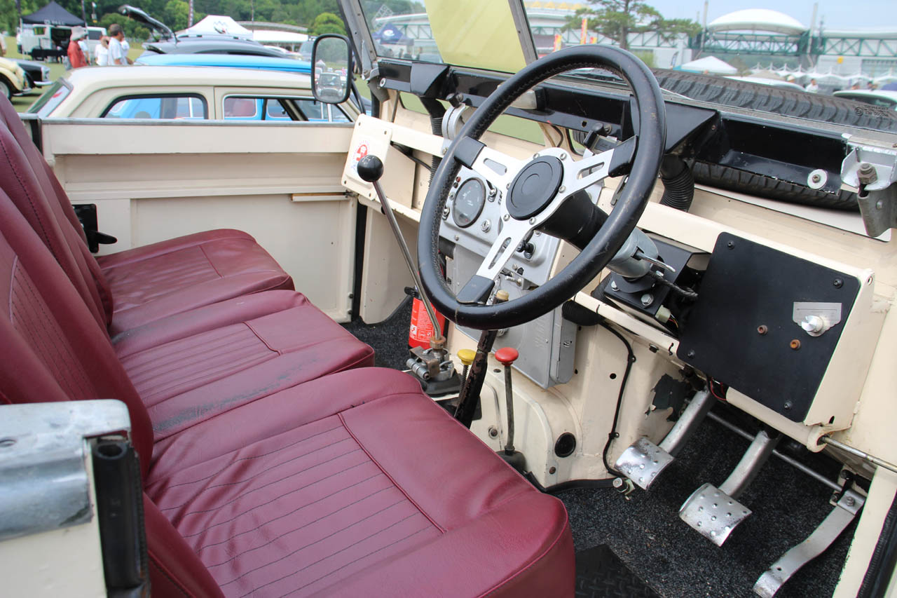 1970年式ランドローバー・シリーズII A:運転席のフロアに、シフトレバー、副変速機のハイ/ロー切りかえレバー、4輪駆動への切りかえレバーが並ぶ。