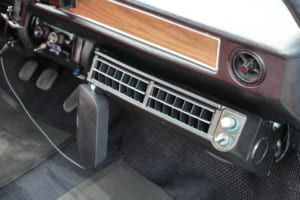 1974年式フィアット128:ディーラー車なので吊り下げ式のクーラーが付いている。