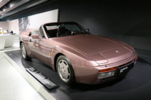 924、944シリーズで待望のカブリオレ・モデルが追加されたのは、1989年にマイチェンされた944S2になってから。これは1989年のデビューに先駆けフランクフルトで1985年に公開されたスタディ。