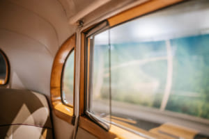 アデナウアー首相が愛用した最後の1959年300d/W189(黒):リアウィンドウを開けた際に後部座席のVIPを風から守るウィンドディフレクターのクローズアップ。