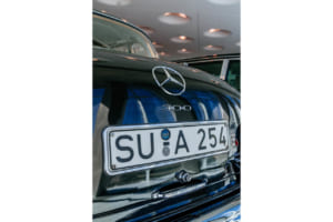 アデナウアー首相が愛用した最後の1959年300d/W189(黒): 300のモデル名と1963年の退任後に使用されたアデナウアー専用のナンバープレート。