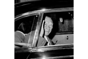 アデナウアー首相がロングホイールベースの300c/W186に乗っているカット:アデナウアー首相は、1951年から1963年までこの高級300シリーズ・リムジンを公用車として愛用し、退任後も私用で300d/W189を愛用した。