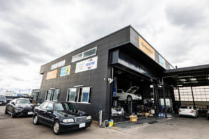 全国からメルセデスが集う埼玉の名店「オートフィールド」──愛車を末永く楽しむ賢い修理術と、プロがフックス製オイルを選ぶ理由〈PR〉