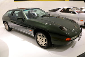 アナトール・ラピーヌのデザインによる250mm延長したワゴン・ボディをもつ928-4。1984年に試作され、フェリー・ポルシェ博士75歳の誕生祝いに贈られた。博士は日常のアシに使用していたという。