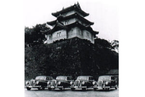 日本では1957年、ヤナセが宮内庁に300cを4台納車し、現・上皇后陛下である正田美智子さんが初めて皇居を訪問された折の送迎にも使われた。