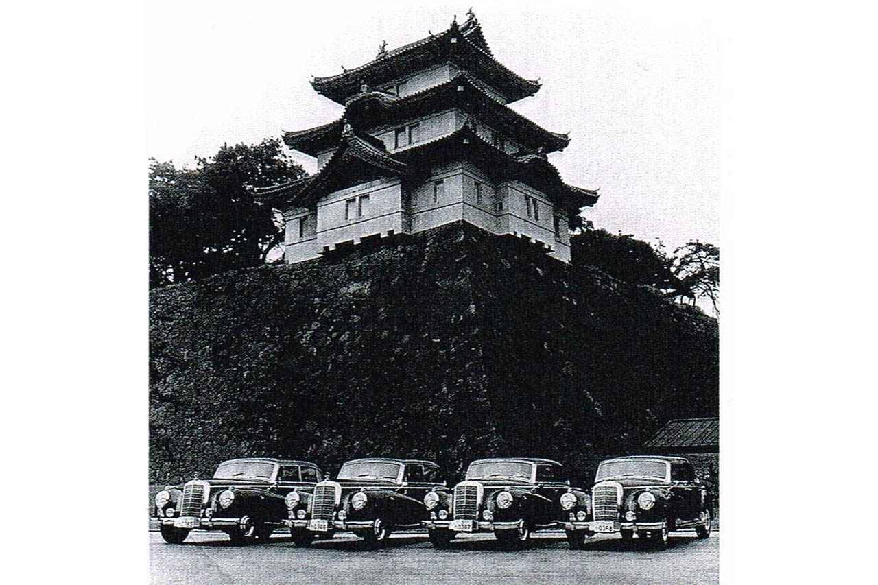 日本では1957年、ヤナセが宮内庁に300cを4台納車し、現・上皇后陛下である正田美智子さんが初めて皇居を訪問された折の送迎にも使われた。