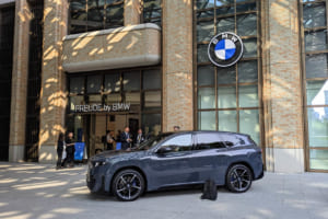 東京の麻布台ヒルズに位置するブランドストア「FREUDE by BMW」
