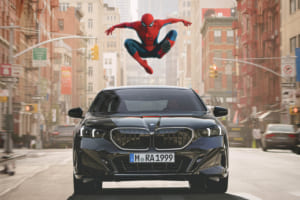 スクリーンを駆けるノイエ・クラッセ。新作『スパイダーマン』でBMW新型「iX3」が示す次世代の指針