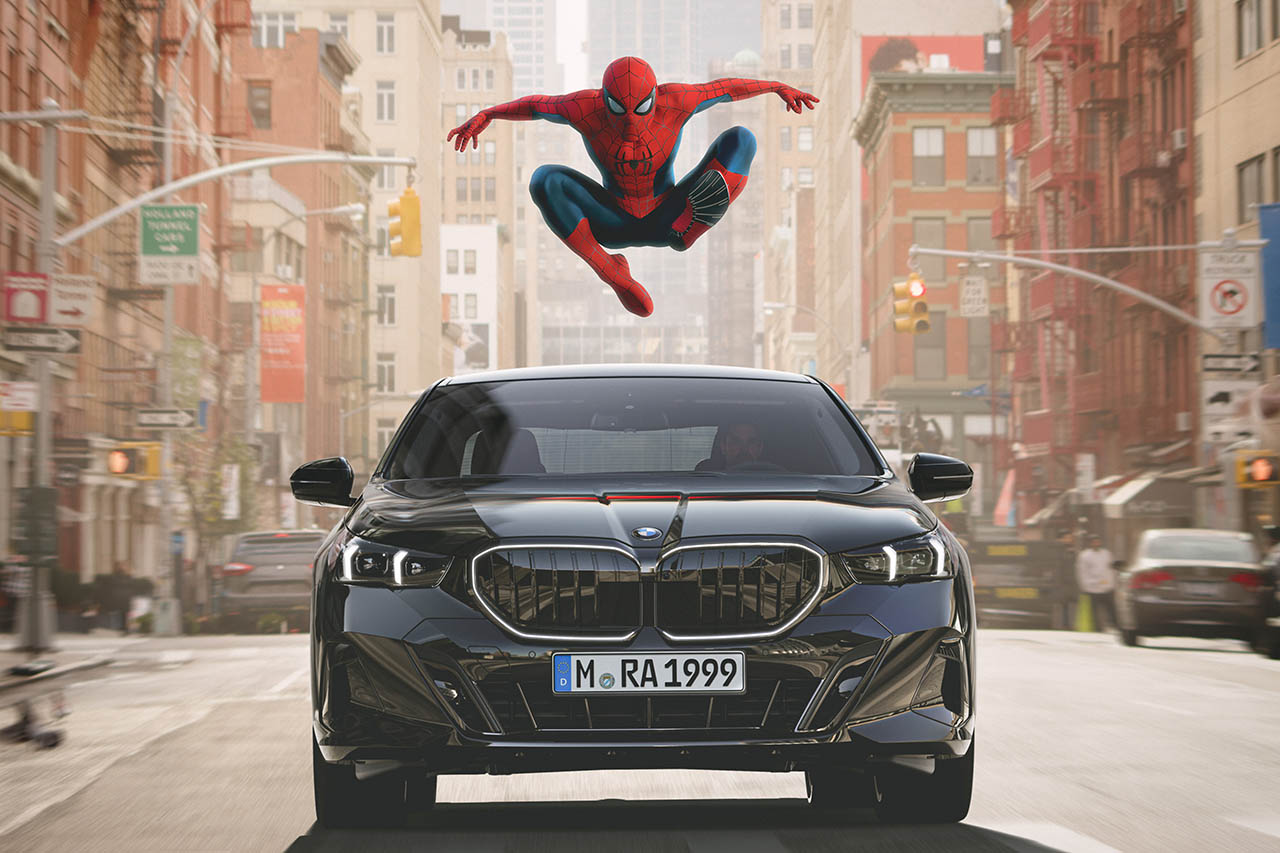 スクリーンを駆けるノイエ・クラッセ。新作『スパイダーマン』でBMW新型「iX3」が示す次世代の指針