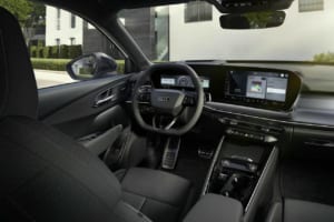アウディQ3の2027年モデルが欧州発表。助手席モニター初採用が示すプレミアム・コンパクトの新たな基準