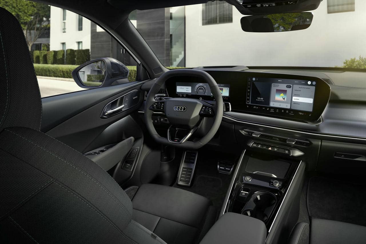 アウディQ3の2027年モデルが欧州発表。助手席モニター初採用が示すプレミアム・コンパクトの新たな基準
