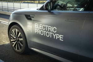 V8からモーターへ。「レンジローバー スポーツ・エレクトリック」が英国グッドウッドでベールを脱ぐ