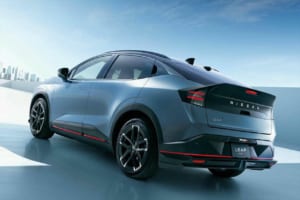 【新型リーフNISMO】重さを消し去るKYB製サスと空力チューン。意のままに操れる電動FFスポーツ