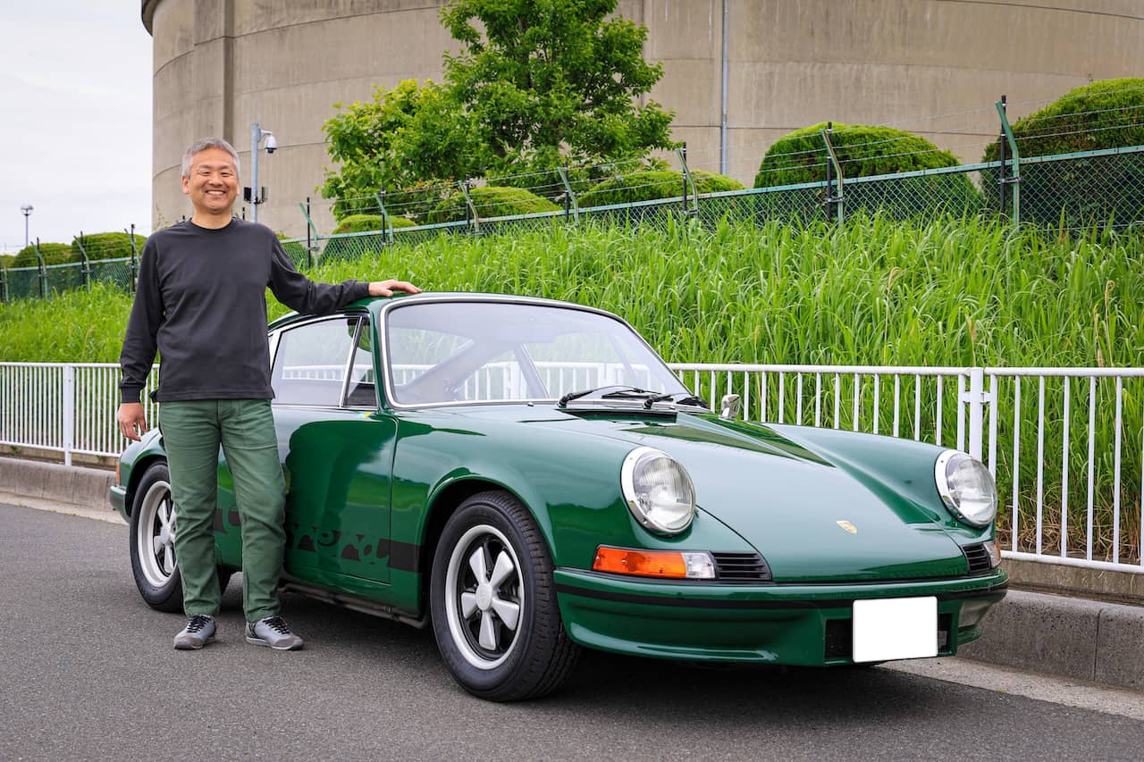 妻の「神の声」が叶えた奇跡の1台。世界に12台のポルシェ911 カレラRS2.7と絶対音感オーナーの究極空冷ライフ【愛車と原体験】《LE VOLANT LAB》