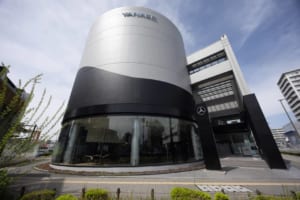 伝統の「歌島橋のヤナセ」が次世代メルセデス店舗へ進化。近畿エリア旗艦店「ヤナセ大阪支店」がリニューアル