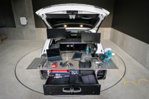 通称「Hyundai Qちゃん」と呼ばれるモバイルサービスカー。特殊工具を含む整備用具や、事務手続きのためのプリンター電源は、IONIQ 5のV2L機能を活用する。まずはCXC横浜に導入され、今後全国へ徐々に展開する予定だ。