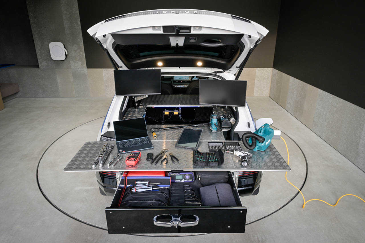 通称「Hyundai Qちゃん」と呼ばれるモバイルサービスカー。特殊工具を含む整備用具や、事務手続きのためのプリンター電源は、IONIQ 5のV2L機能を活用する。まずはCXC横浜に導入され、今後全国へ徐々に展開する予定だ。