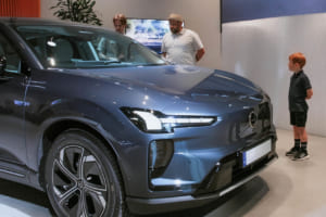810kmの航続距離はEVの新たな基準となるか。欧州で納車が始まったボルボの次世代SUV「EX60」