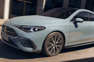 新型「CLA」に宿るメルセデス・ベンツの本気。最先端デジタル空間と高効率ハイブリッドの全貌に迫る