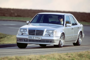 メルセデス・ベンツE500リミテッド：W124の最高峰500Eは1993年にE500へ改称。同時に外観や装備にも細かな改良が施された。