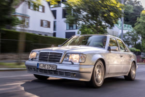 ポルシェ協業の裏側とは？ W124型「E500リミテッド」が“最後の本物のメルセデス”と呼ばれる理由【メルセデス名車列伝】《LE VOLANT LAB》
