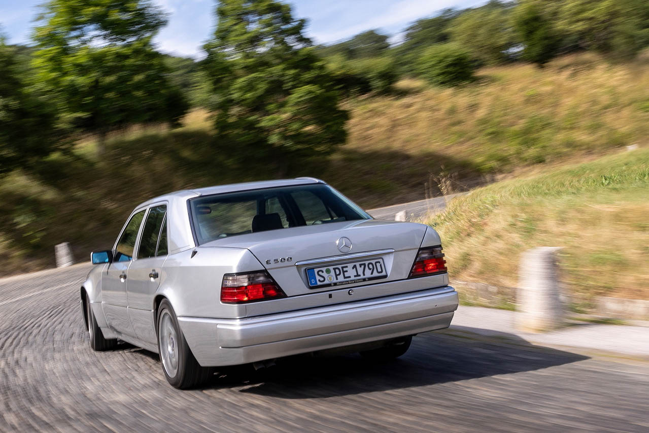 メルセデス・ベンツE500リミテッド：E500は単なるスポーツセダンではなく、高速移動のためのグランドツアラーだった。