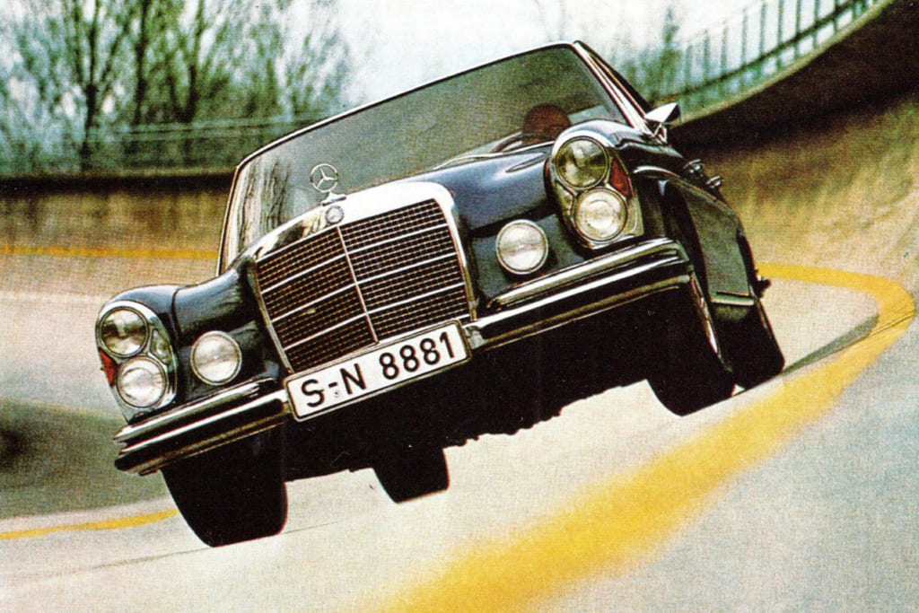 90度バンクを疾走する300SEL 6.3。外観では縦置きの4灯ヘッドライトの中央に黄色いウインカーを挿入し、バンパー上にフォグランプを持つのが特徴。