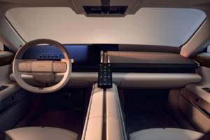 【ジャガー新型EV】巨大スパインが分断する4つの特等席。1000psの猛獣「タイプ01」のドラマチックな空間