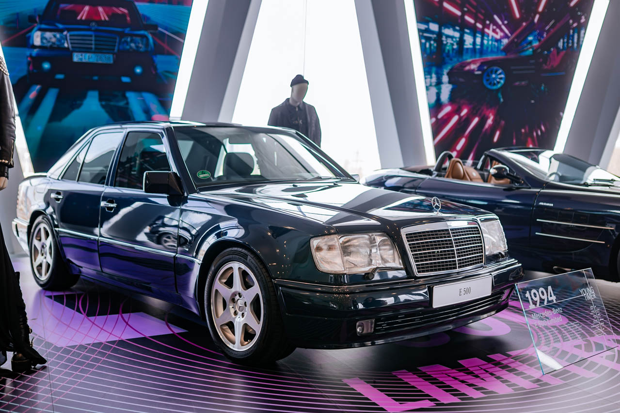 メルセデス・ベンツE500リミテッド：メルセデス・ベンツ博物館の「ヤングタイマー」コレクションルーム5に展示。外装色はサファイアブラック（DB 009）。