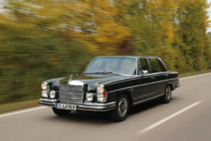スポーツカーの性能を発揮し走行する300SEL 6.3。