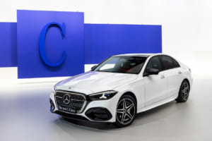 【世界初公開】BEV版に続く本命！ メルセデス・ベンツ「Cクラス」が大幅刷新、全車電動化＆最新「MB.OS」で新世代へ