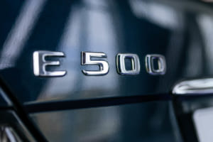 メルセデス・ベンツE500リミテッド：トランクリッドに刻印されたE500エンブレム。