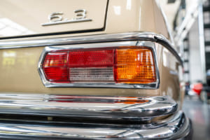 300SEL 6.3：トランクリッドの右側に配置された「6.3」エンブレムだけが見分けるポイント。