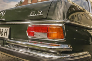 300SEL 6.3：トランクリッドの右側に配置された「6.3」エンブレムだけが見分けるポイント。