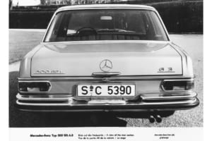 300SEL 6.3：リアの左側に「300SEL」のエンブレム、右側に「6.3」エンブレムを配置。