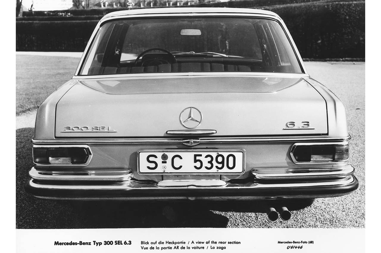 300SEL 6.3：リアの左側に「300SEL」のエンブレム、右側に「6.3」エンブレムを配置。