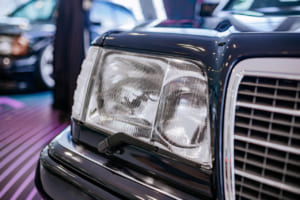 メルセデス・ベンツE500リミテッド：右ヘッドランプ（白色のウインカー付き）。