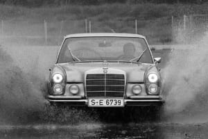 300SEL 6.3の雨天時の水捌けテスト。うまく両サイドに水捌けし、安定した足回りと操縦性を発揮、視界も広く安全。