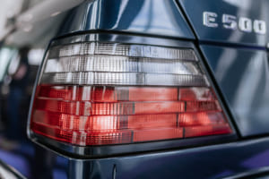 メルセデス・ベンツE500リミテッド：凹凸の左テールランプ部分。