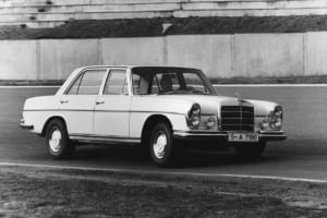 300SEL 6.3：コーナリングのテストでは安定した足回りと操縦性を発揮。