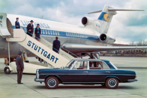 300SEL 6.3のベースとなったW109。写真は空港内で標準仕様の300SELとルフトハンザとの2ショット。