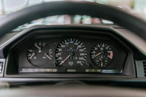 メルセデス・ベンツE500リミテッド：見やすいインストルメントパネルでオドメーターはわずか422kmを表示。