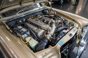 300SEL 6.3：排気量6332ccでパワフルなV8エンジンは600／W100のものを移植したもので、250psを発揮する。