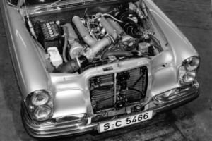 300SEL 6.3：排気量6332ccでパワフルなV8エンジンは600／W100のものを移植したもので、250psを発揮する。