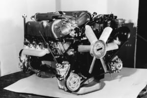 300SEL 6.3：排気量6332ccでパワフルなV8エンジンは600／W100のものを移植したもので、250psを発揮する。