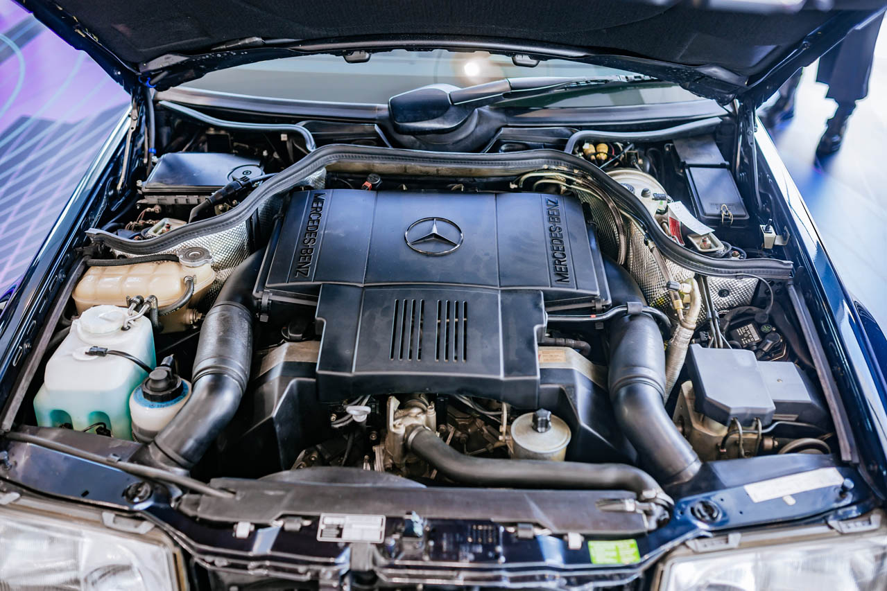 メルセデス・ベンツE500リミテッド：搭載されたエンジンは500SL／R129にも採用されたM119型5.0L DOHC V8。最高出力326ps、最大トルク49.0kg-m。