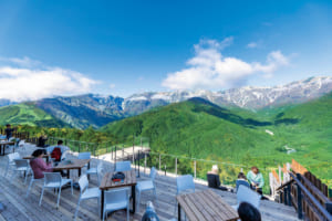 白馬岩岳マウンテンリゾートにある絶景テラス「HAKUBA MOUNTAIN HARBOR」。写真＝白馬村観光局