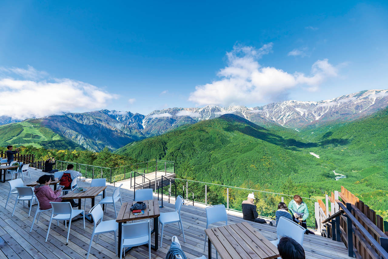 白馬岩岳マウンテンリゾートにある絶景テラス「HAKUBA MOUNTAIN HARBOR」。写真＝白馬村観光局
